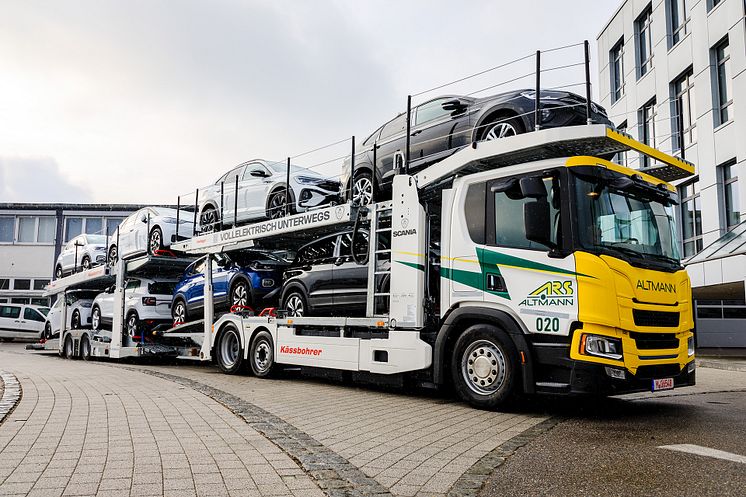 Der erste vollelektrische Standard-Autotransporter von Scania transportiert ohne Überlänge oder Überhöhe bis zu acht Pkw.