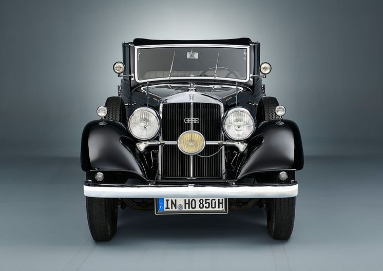 The impressive luminous phalanx of the Horch 850 from 1935