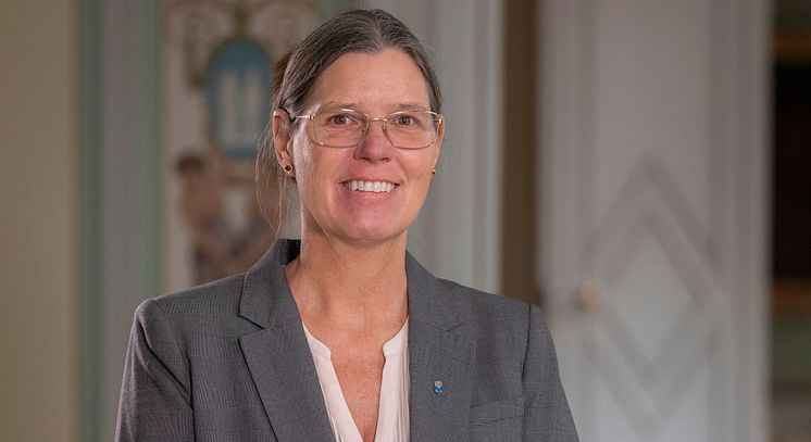 Camilla-Fagerberg-Littorin-staende-halvkropp-glad2-770x420.jpg