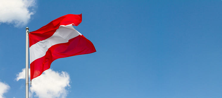 Österreichische Flagge vor blauem Himmel