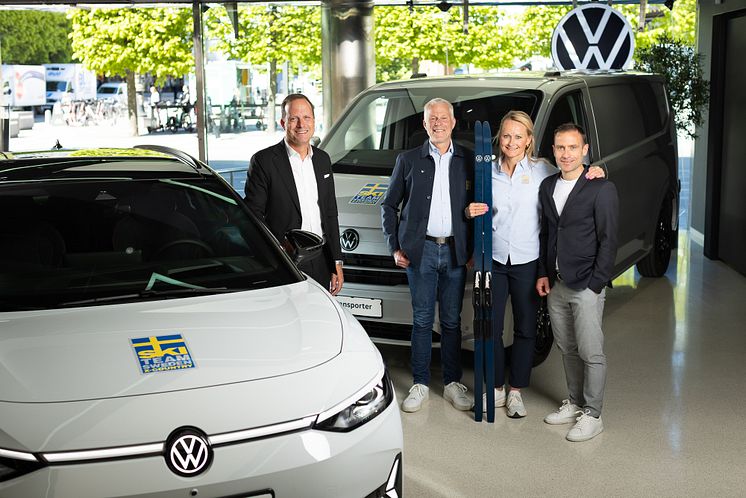 Från vänster: Sten Forberg (chef för Volkswagen personbilar), Lars Öberg (Längdchef Svenska Skidförbundet), Malin Westhed (Marknadschef, Svenska Skidförbundet, längd), Markus Ostermaier (chef för Volkswagen Transportbilar). Foto: Volkswagen