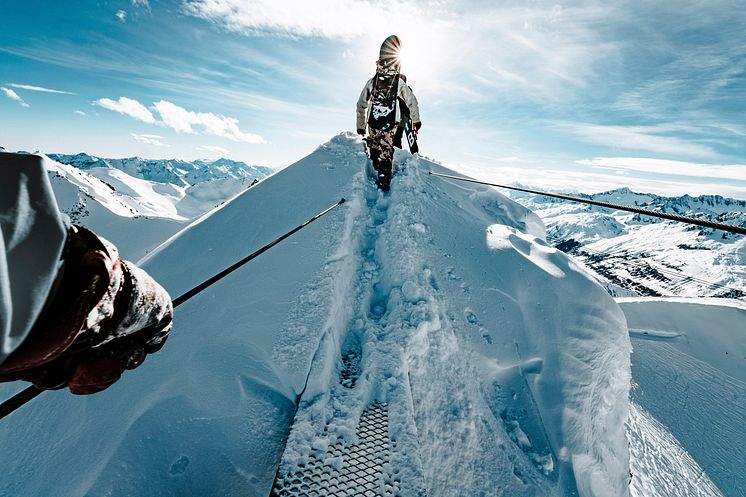 Skitourengänger auf der Hängebrücke am Gemsstock bei Andermatt (Luzern-Vierwalstättersee)