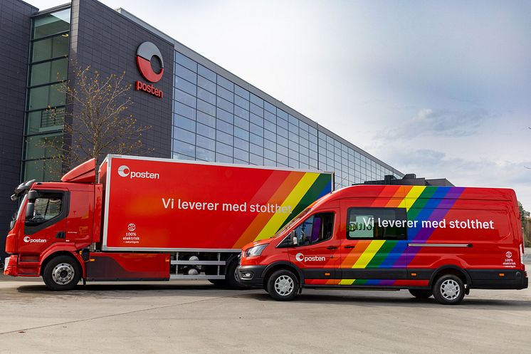 To postbiler med regnbuefarge Foto, Tore Hole Oksnes