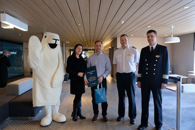 Mr Ari Moilanen, onboard Tallink’s shuttle vessel Megastar on 10 March 2023, receiving the prize for joining Tallink Silja Line loyalty programme Club One as the 3 millionth member_Photo Tallink Grupp
