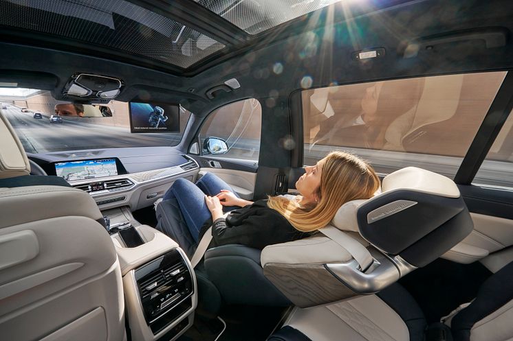 BMW-X7-ZeroG-Lounger