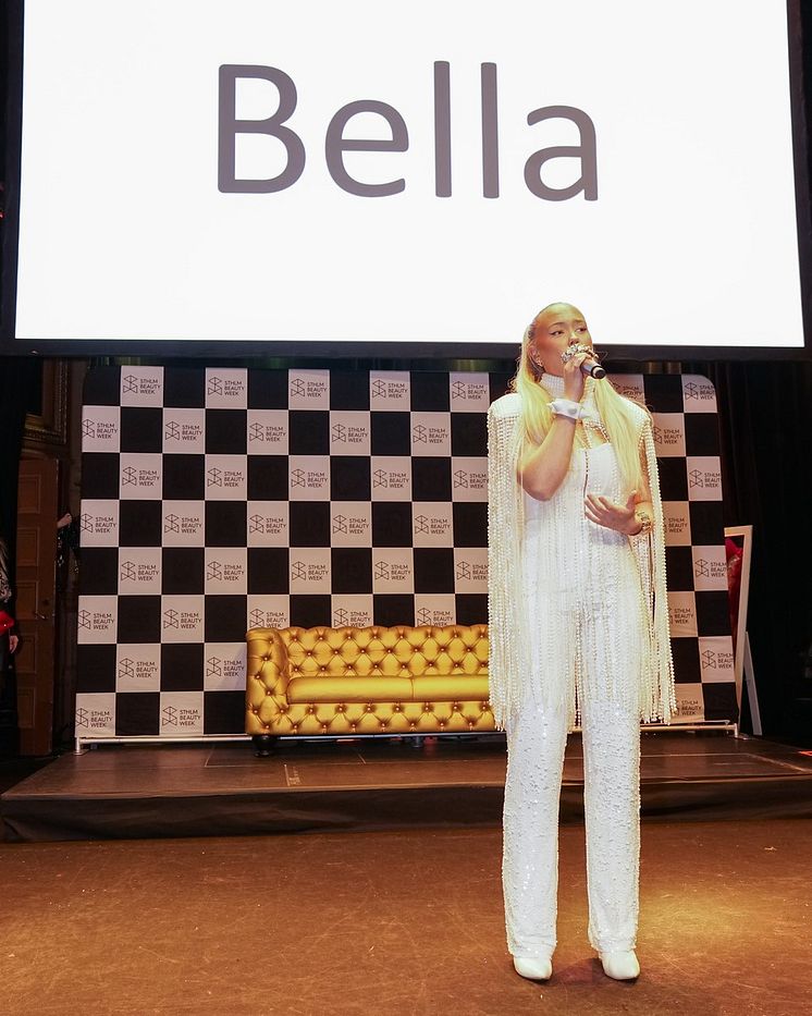 The artist Bella on stage at Stockholm Beauty Week.