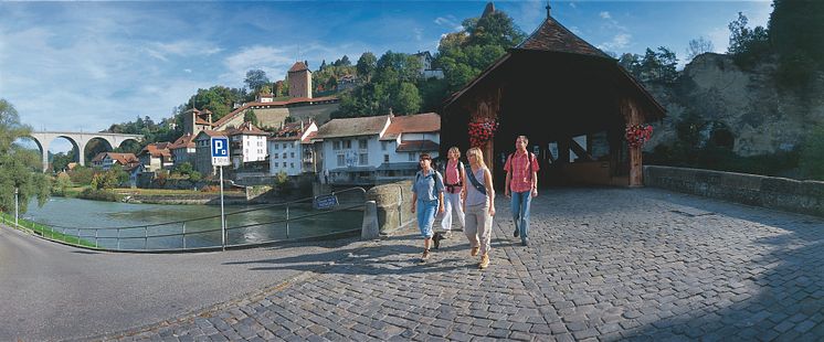 Wanderer auf dem Jakobsweg in der Stadt Fribourg 