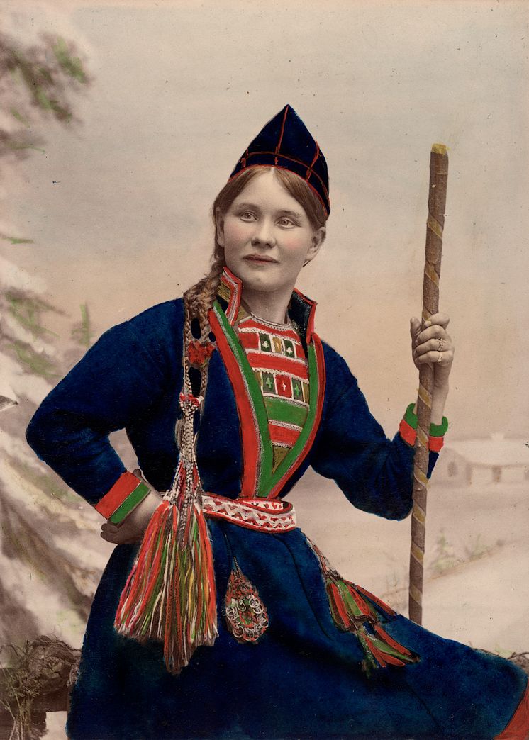Kvinna i samisk dräkt, sent 1800-tal. Foto: Helén Edlund, Nordiska museet.