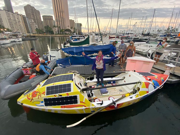 Hi-res image - Lia Ditton arrives at Waikiki Yacht Club, Hawaii