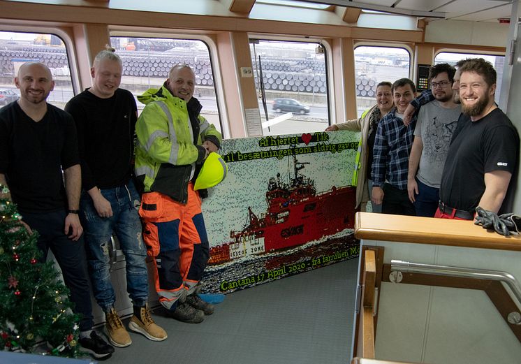 2020 12 10 Asbjørn, parents and some crew members in front of LEGO mosaic - credits ESVAGT