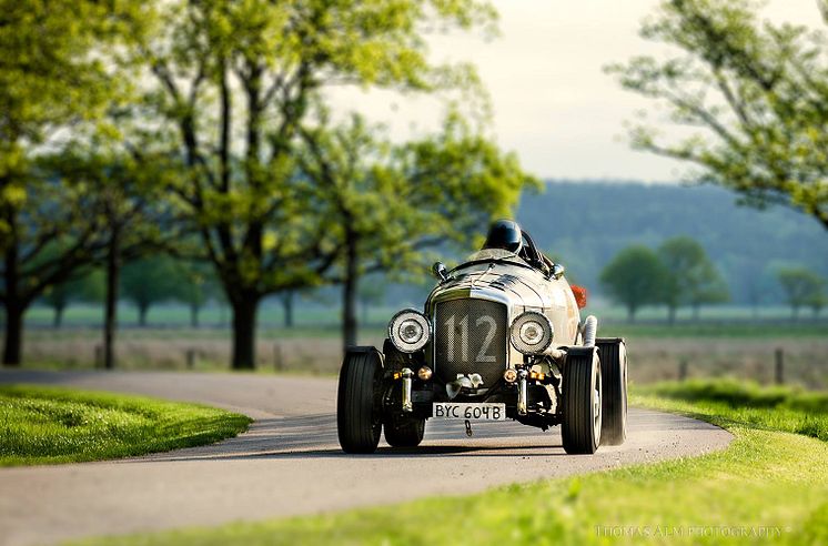 Bentley på väg till Tjolöholm Classic Motor foto Thomas Alm