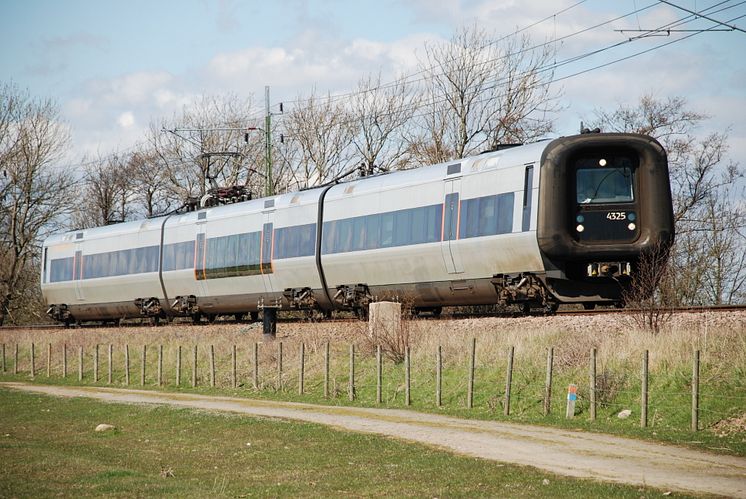 Järnvägssträckan mellan Hässleholm och Kristianstad är en av Sveriges mest trafikerade enkelspåriga järnvägar.