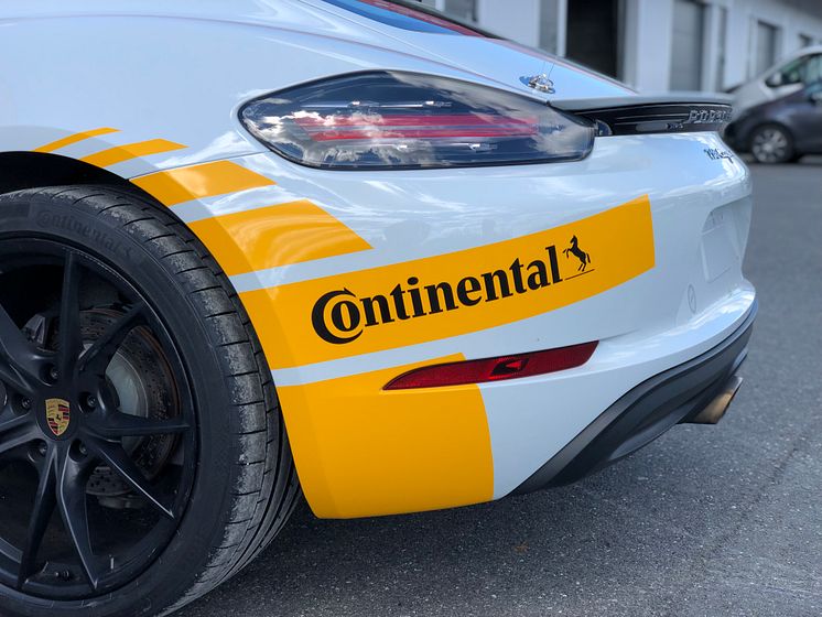 Cayman med Continental-dekk