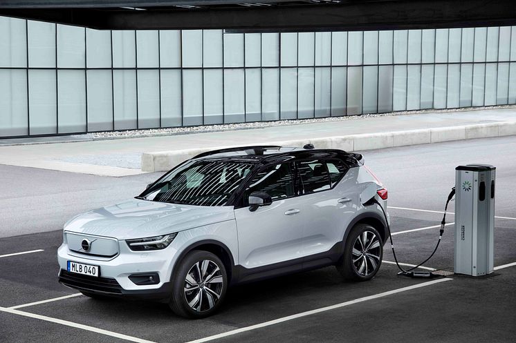 Volvo XC40 Recharge P8 AWD in Glacier Silver.jpg