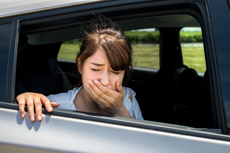 Mädchen mit Übelkeit im Auto