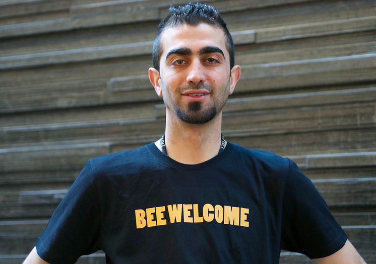 Mustafa från Syrien fick jobb på biodlingsföretag i Värmland.