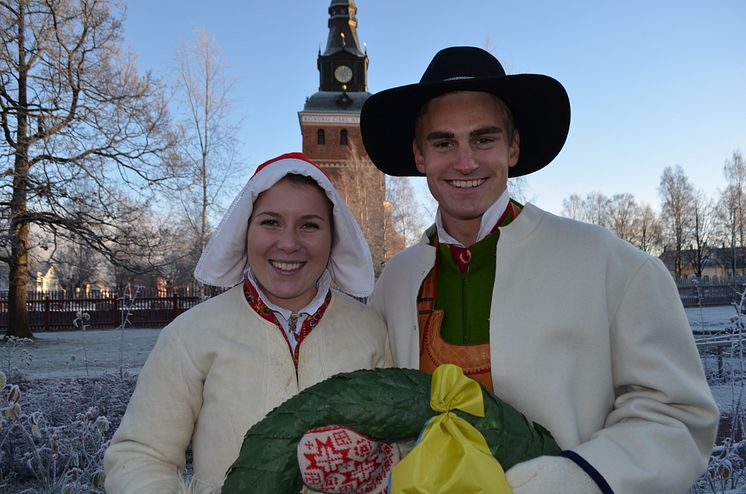 Kransmasen Victor och kranskullan Viktoria tar emot segrarna i TjejVasan och Vasaloppet 2015!