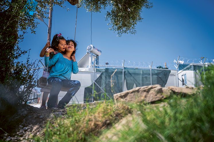 Nazanin och Motahere gungar utanför flyktinglägret Moria, Grekland - Foto Alexander Mahmoud