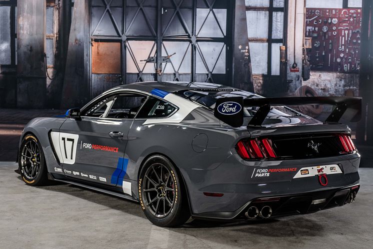 A Ford Performance a 2016-os SEMA Show-n mutatta be a vadonatúj, teljesen versenykész, globális Mustang GT4 versenyautót