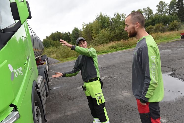 Karl forteller Henning hvordan Henning ble båret ned fra førerhuset før han ga kollegaen livreddende hjelp.