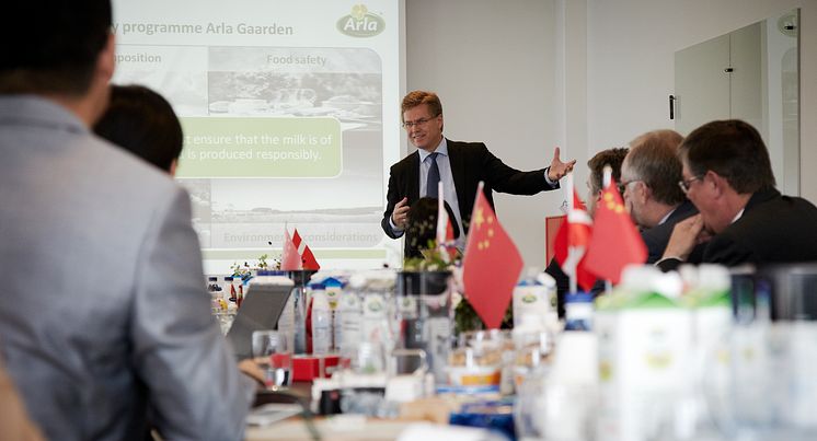 Peder Tuborgh, CEO Arla Foods, byder kinesisk delegation velkommen hos Arla