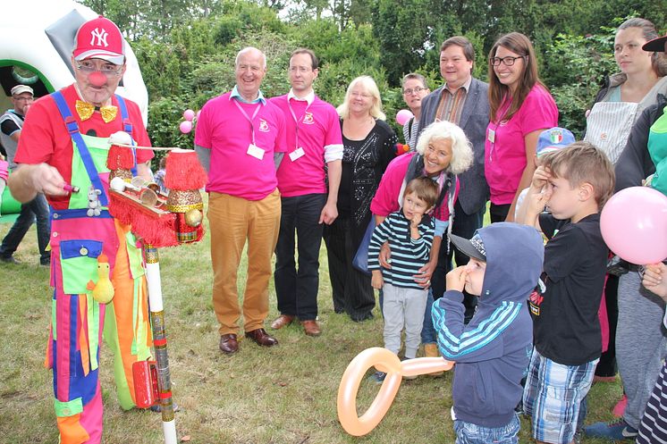 Tag der offenen Tür im Kinderhospiz: Bärenherz-Familienfest lockt mehr als 1.500 Besucher in den Kees’schen Park