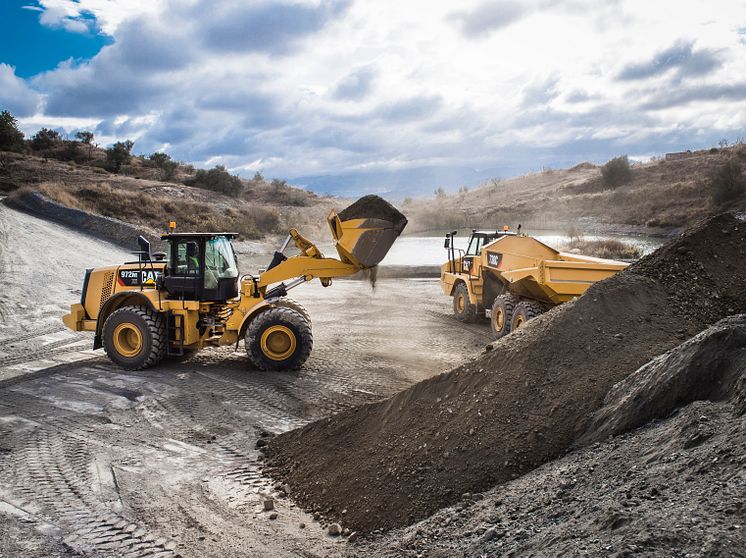 Cat 972M XE hybridhjullastare och Cat 730C dumper - fylld skopa