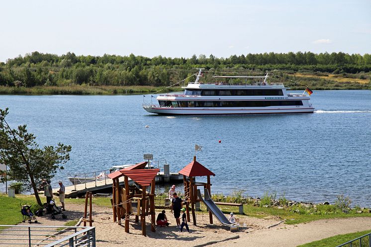 Markkleeberger See - Spielplatz und MS Markkleeberg