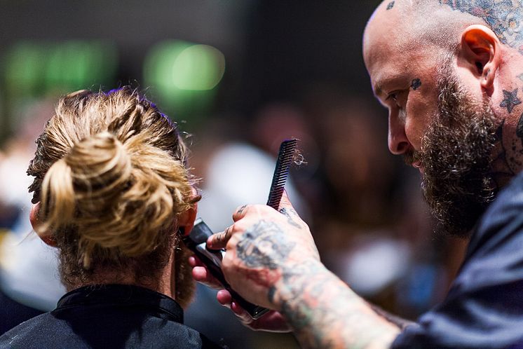 Barberare trimmar skägg på World Beard Day för välgörenhet