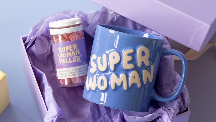 Maj-24-present-superwoman-mugg-piller kopiera-2.jpg