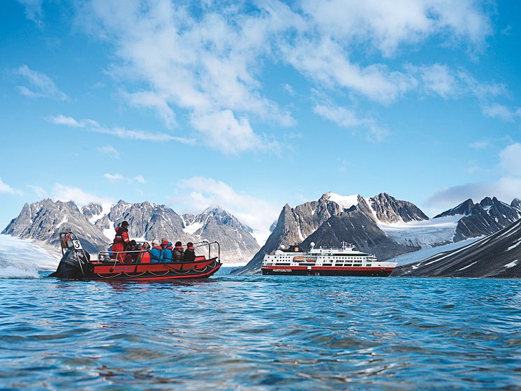 MS-Fram-in-Antarctica©Michael-Hall