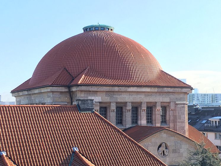 Sanierungspreis 17 Steildach: Mit der komplexen Sanierung des Kuppeldaches einer Synagoge in Frankfurt setzte sich die Dachdeckermeister Willy A. Löw AG durch.