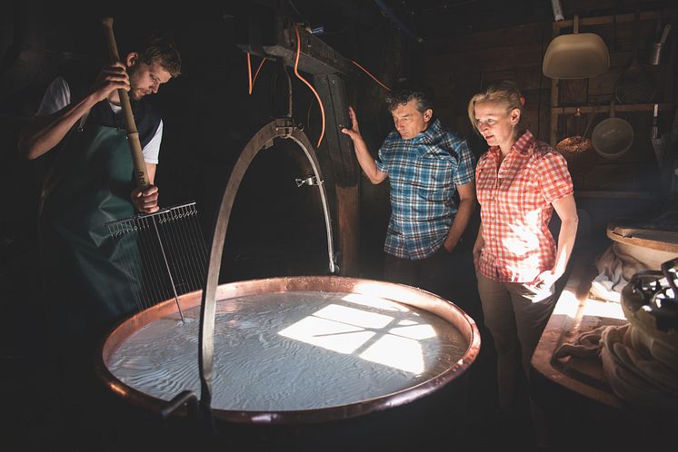 Käseproduktion auf der Alp Tsermont, La Gruyère Region Fribourg