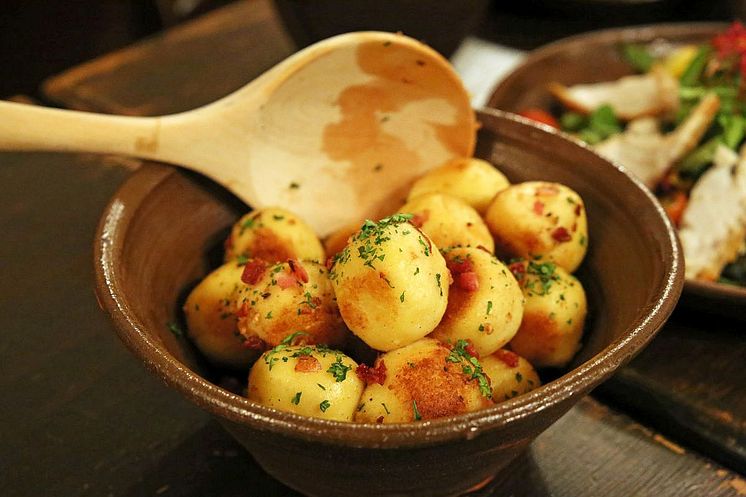 Grießknödel als Teil der Hauptspeise des Luther-Menüs im Gasthaus "Barthels Hof"