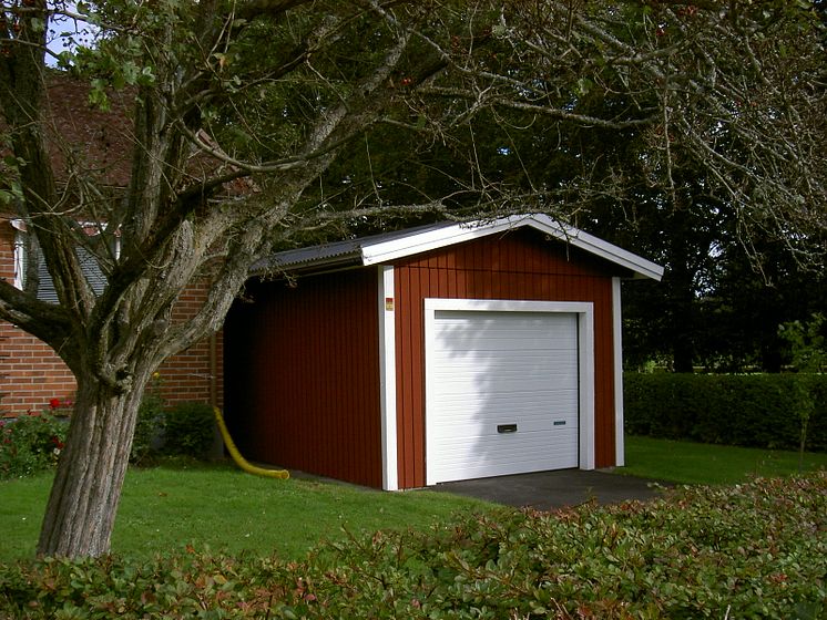 Rött enkelgarage från Lövångers Bygg