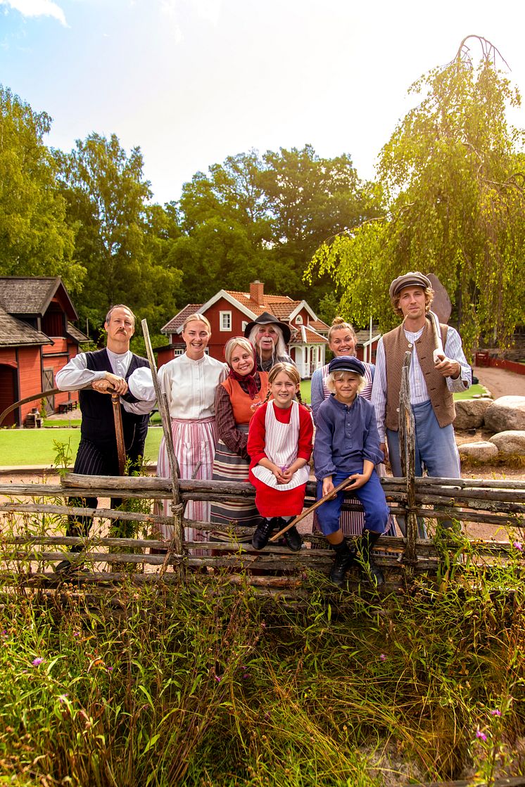 Familjen Svensson vid Katthult stående