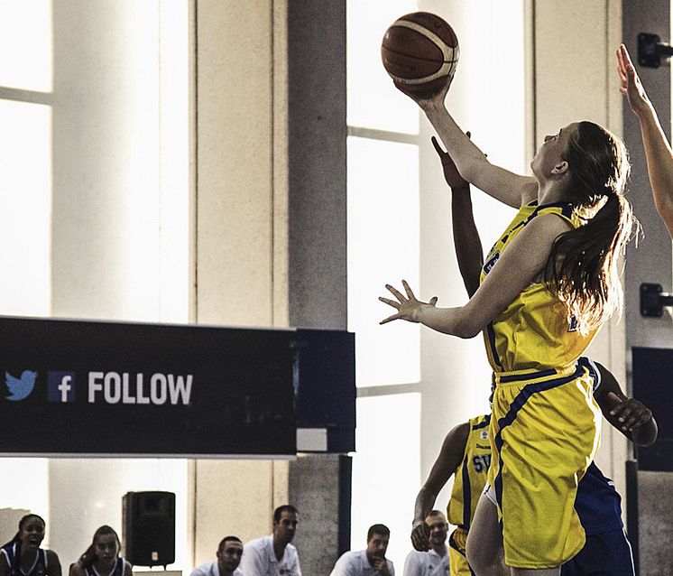 Cecilia Holmberg på basketplanen