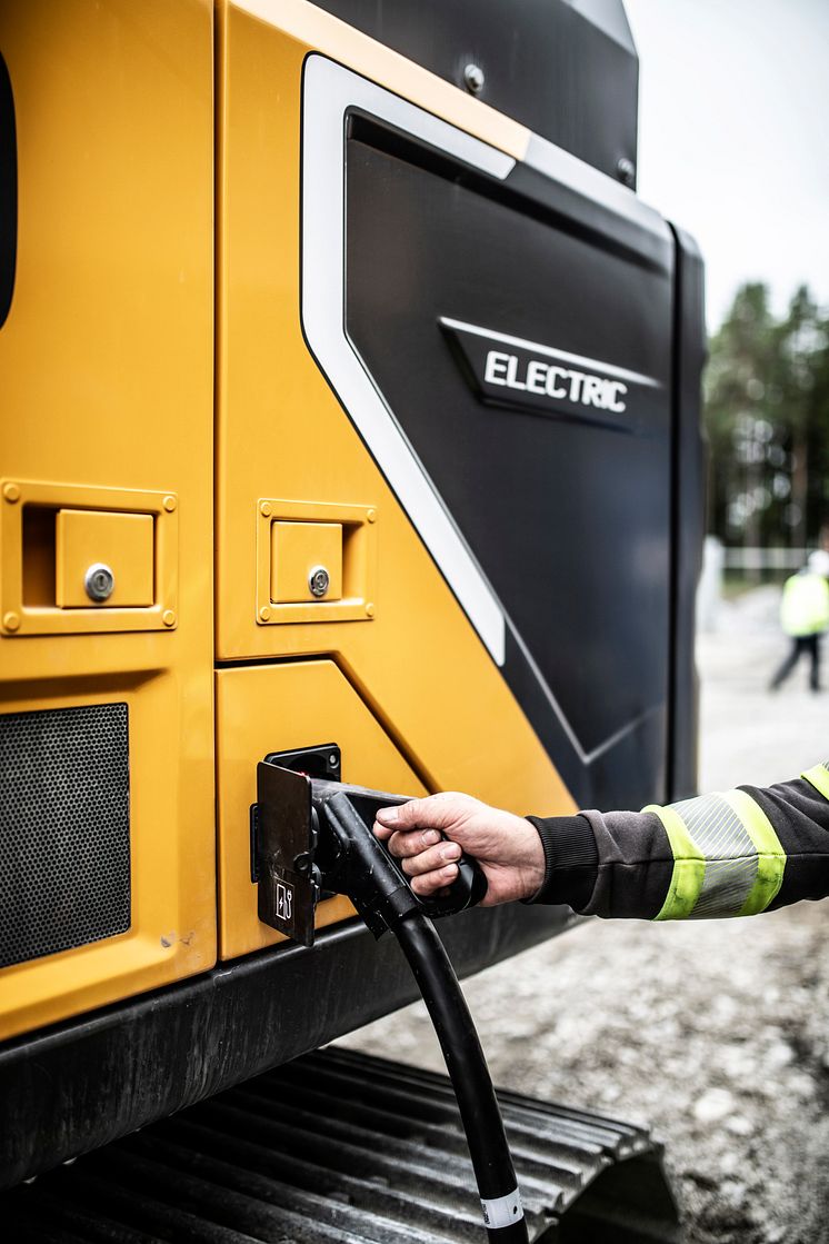 Volvo EC230 Electric - närbild på laddning