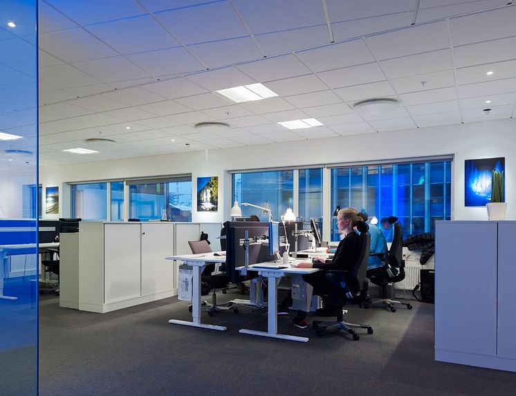 Modernt kontor med LED-belysning