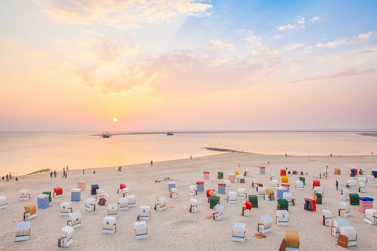 Borkum_Bunte_Strandkörbe_auf_der_Insel_Borkum_bei_Sonnenuntergang