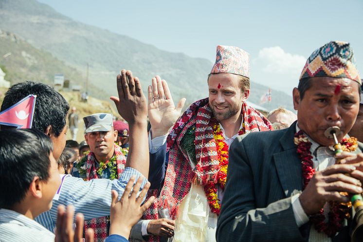 Utviklingsminister Nikolai Astrup åpnet Shree Devitar Basic School i Dolakha i Nepal