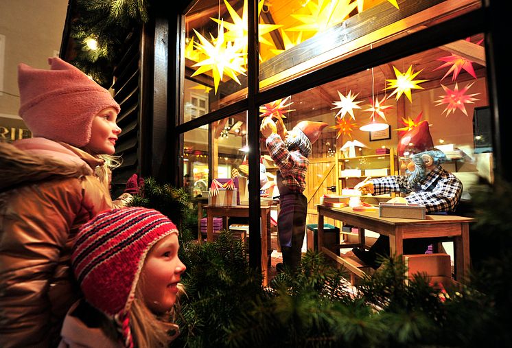 Kinder staunen über Annaberger Faltsterne auf dem Weinachtsmarkt Annaberg 