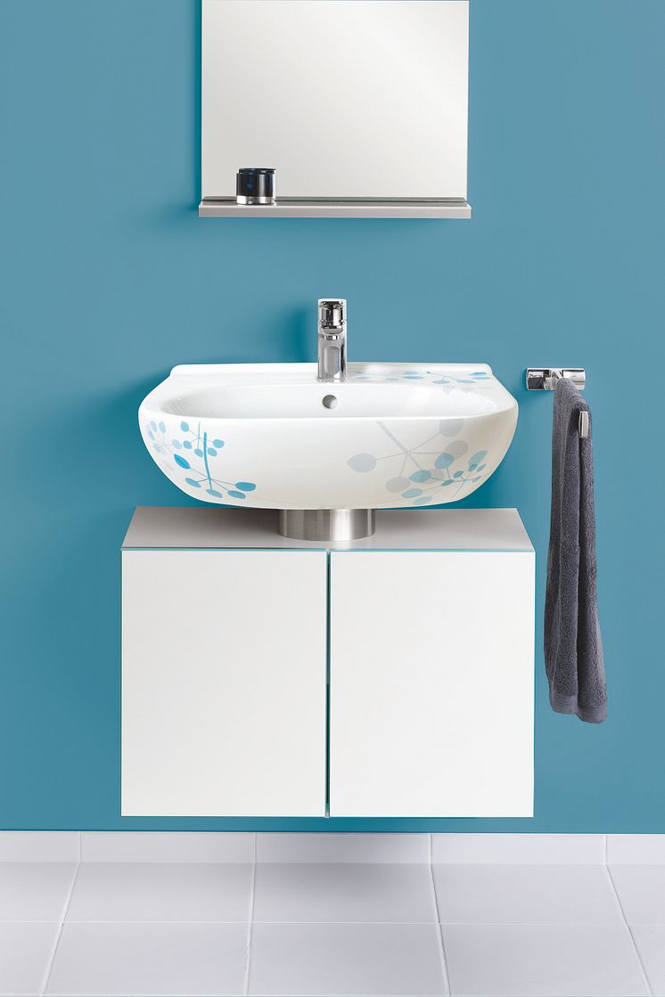 Handfat, spegel och tvättställsskåp i Villeroy & Bochs serie O.novo Style