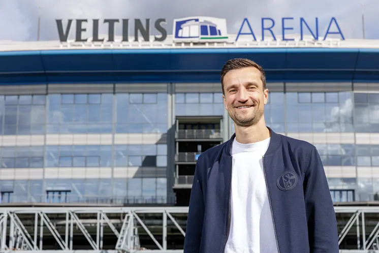 Matthias Tillmann steht vor der VELTINS-Arena