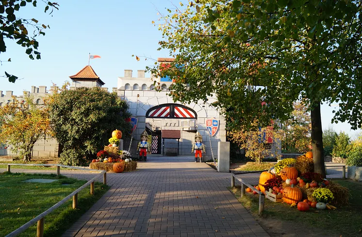 Herbstlicher Dekoration mit Kürbissen vor der Ritterburg im Playmobil-FunPark