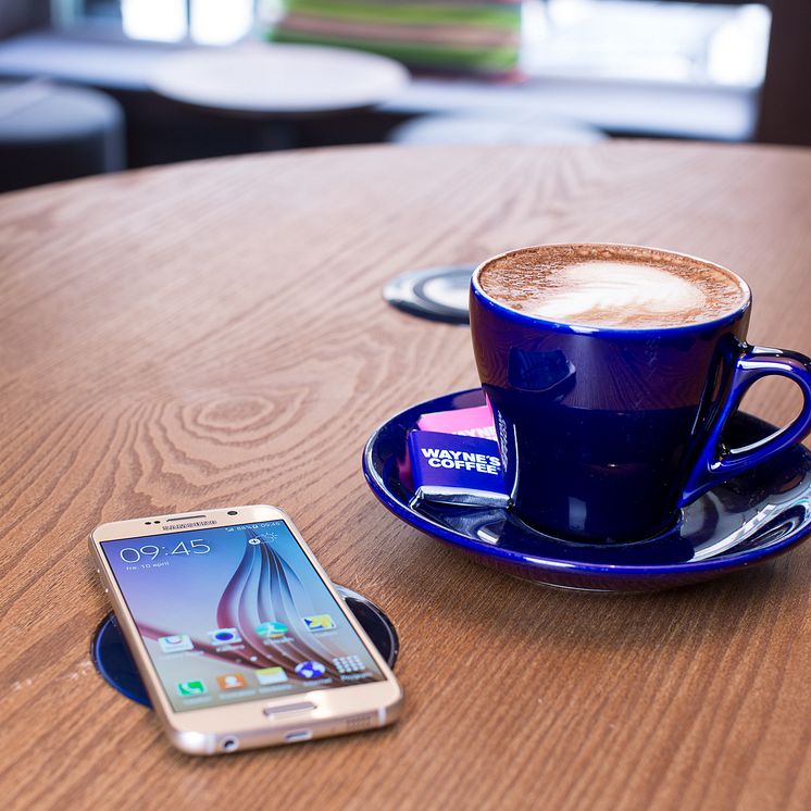Samsung och Wayne ́s Coffee laddar för trådlöst samarbete