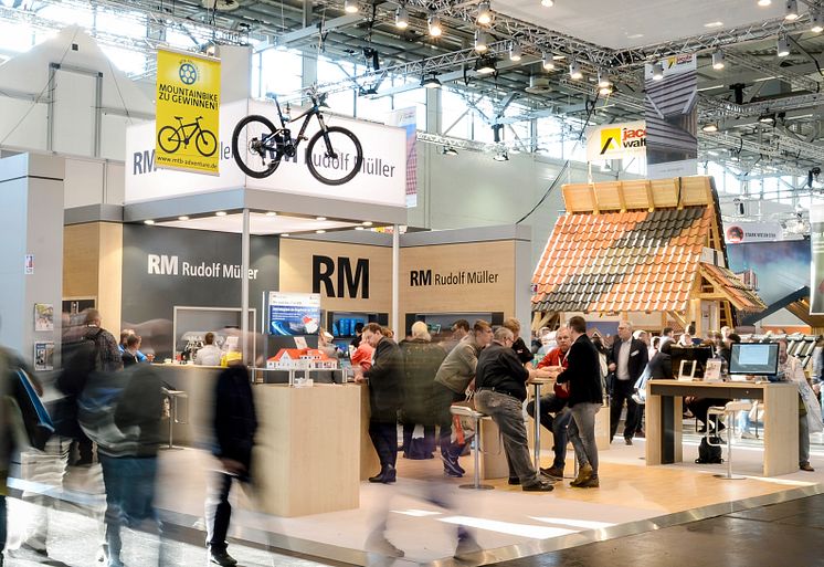 Auf der DACH+HOLZ 2024 in Stuttgart präsentiert die RM Rudolf Müller Medien in Halle 4, Stand 4.211, ihr Medienangebot für Dachdecker, Holzbauer und Zimmerer. 