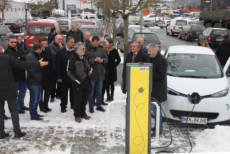 Vor seinem Netzcenter in Weiden nahm das Bayernwerk im Beisein der Bürgermeister aus der Region eine neue E-Ladesäule in Betrieb.