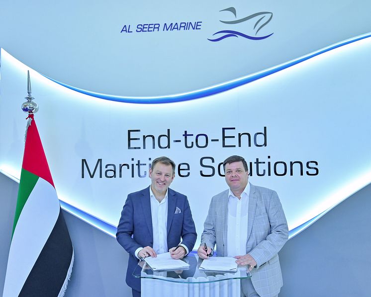 Candela's Erik Eklund (left) signs partnership contract with Holger Schulte-Hillen, Al Seer marine.