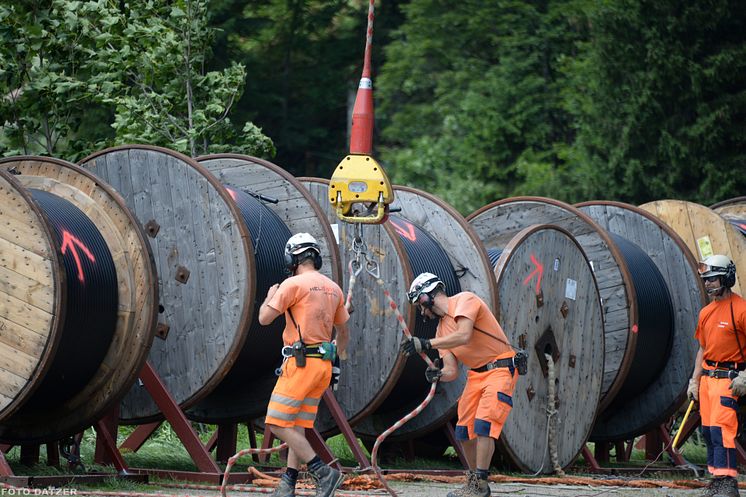 Foto: In Summe sieben Kabeltrommeln transportierte der Transporthubschrauber zur Taubensteiner Bergstation